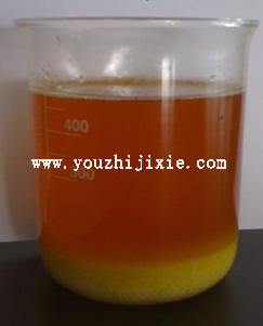 毛油加入磷酸和熱水后，底部黃色的那層是析出來的磷脂